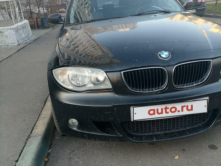 Черная машина БМВ 7 77 05 номер машины