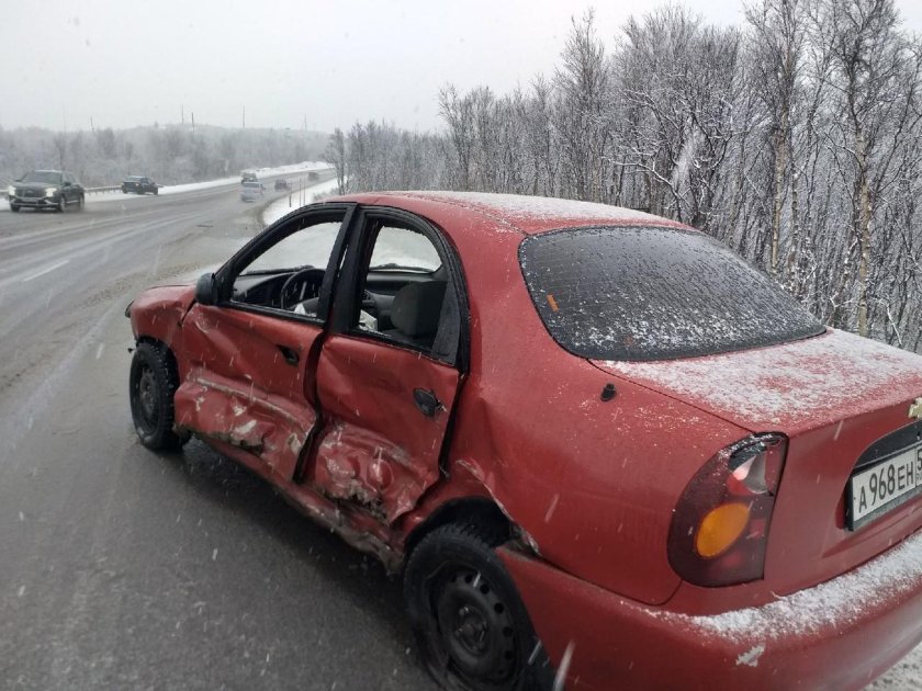 Красный Рено Логан ДТП