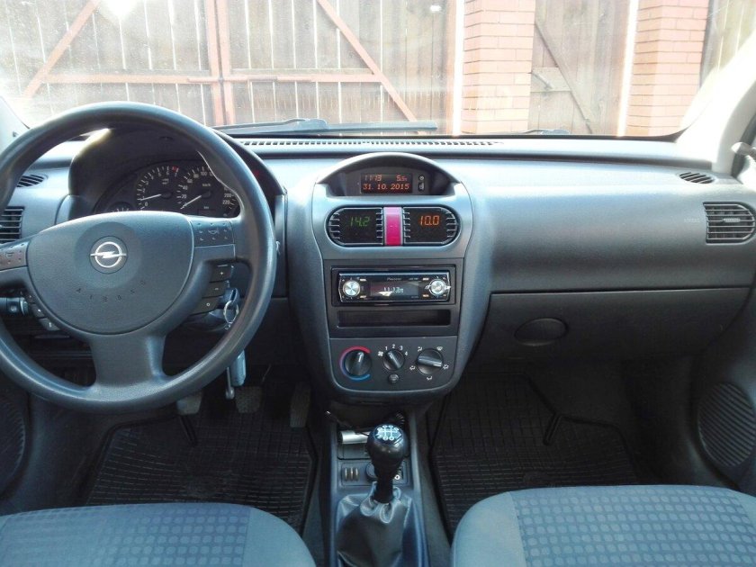 Опель Корса 2002 года