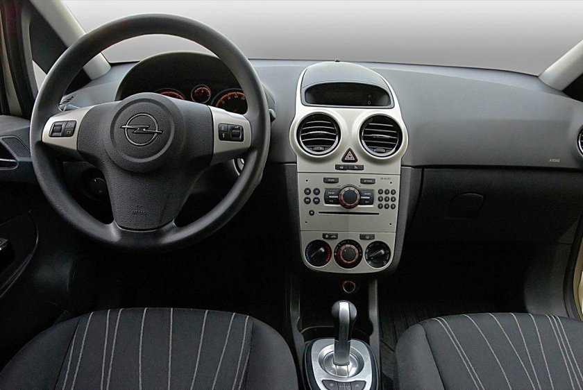 Опель Корса 1.4 робот 2008