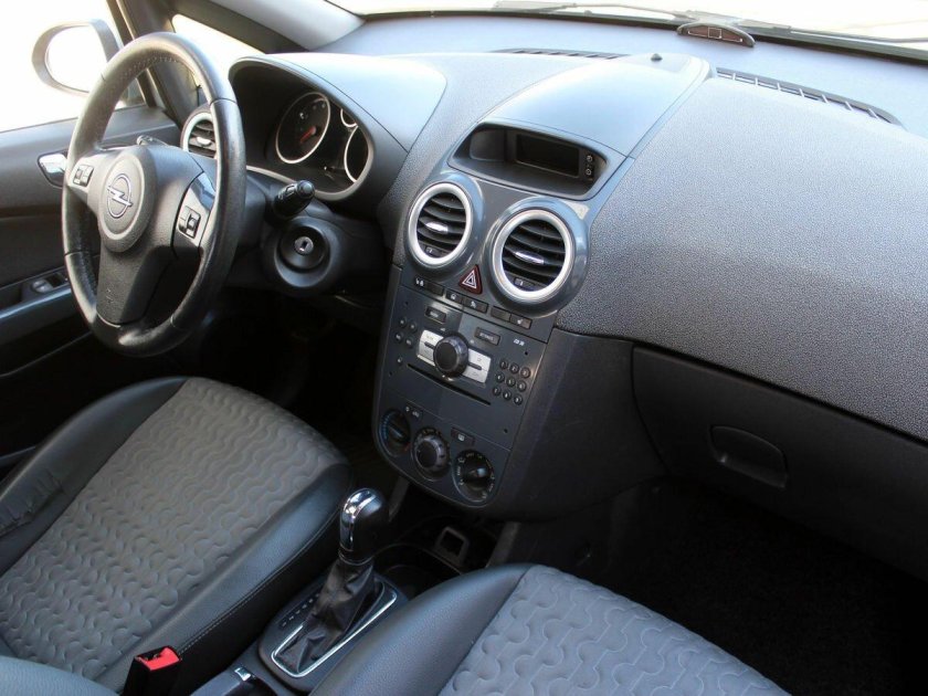 Опель Корса 2011 автомат