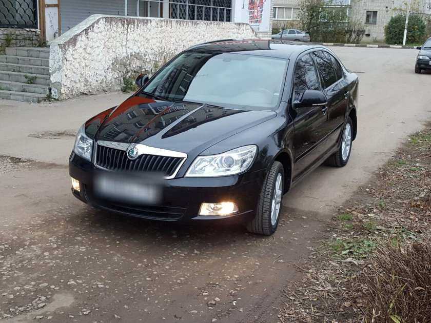 Октавия черная 2012