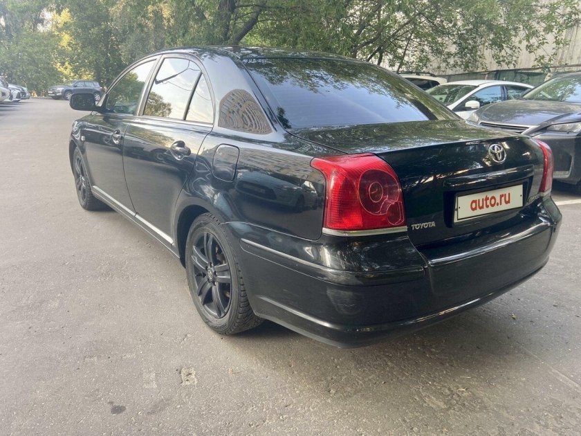 Тойота Авенсис темно зеленая