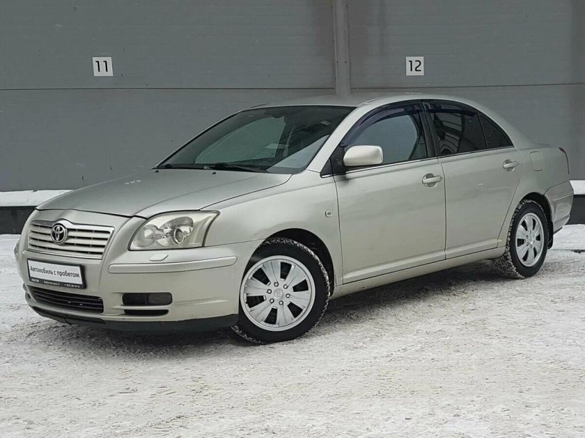 Белый Авенсис