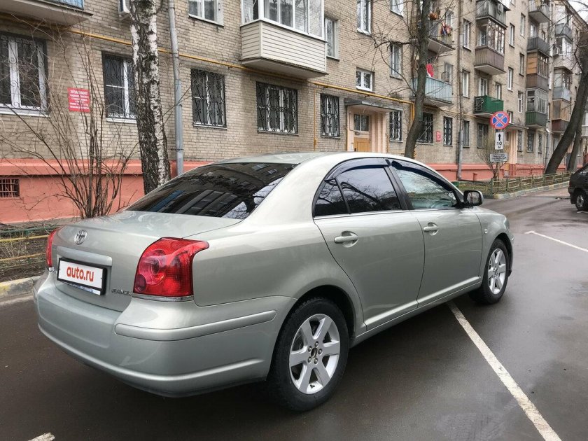 Тойота Авенсис 2005 седан