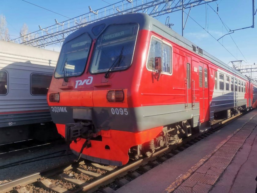 Пригородный поезд