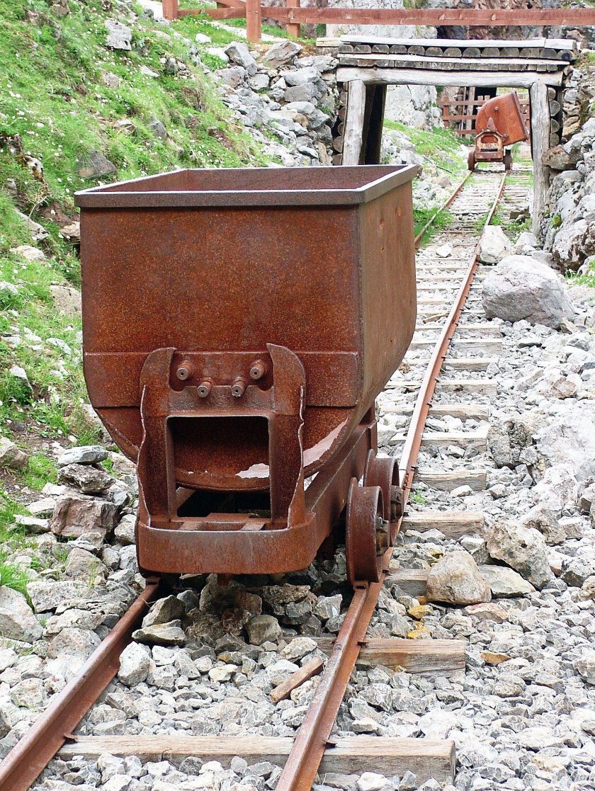 Чугунная вагонетка