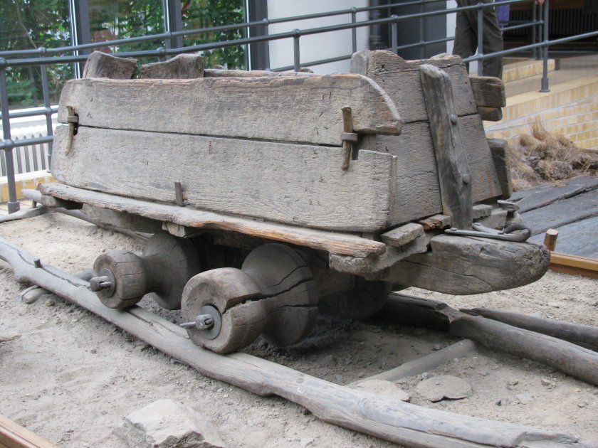 Вагонетки на деревянных рельсах 16 век