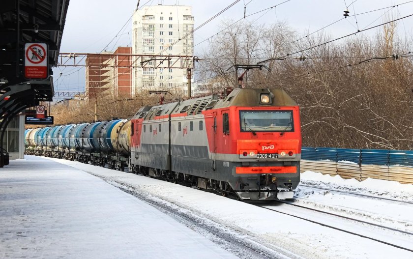 2эс6 с грузовым поездом