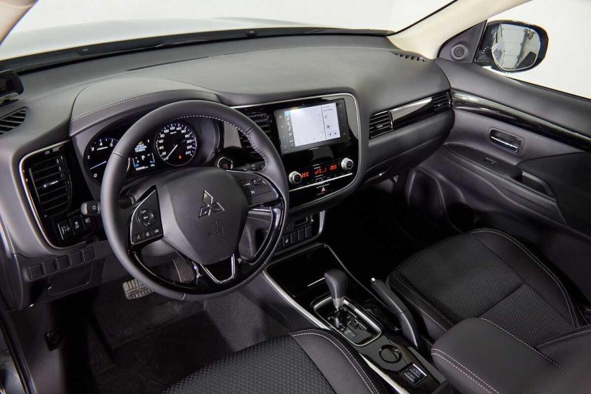 Митсубиси Аутлендер 2022 салон