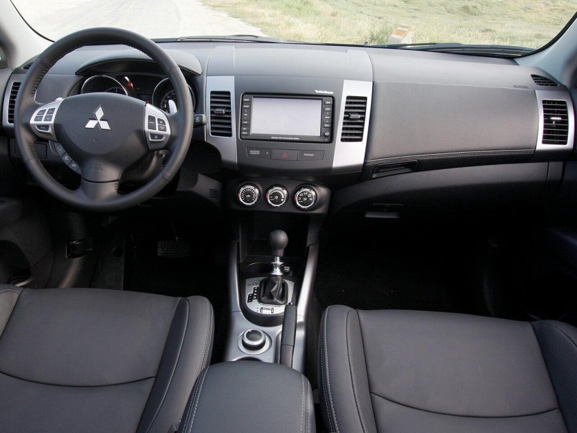 Mitsubishi Outlander XL 2010 салон