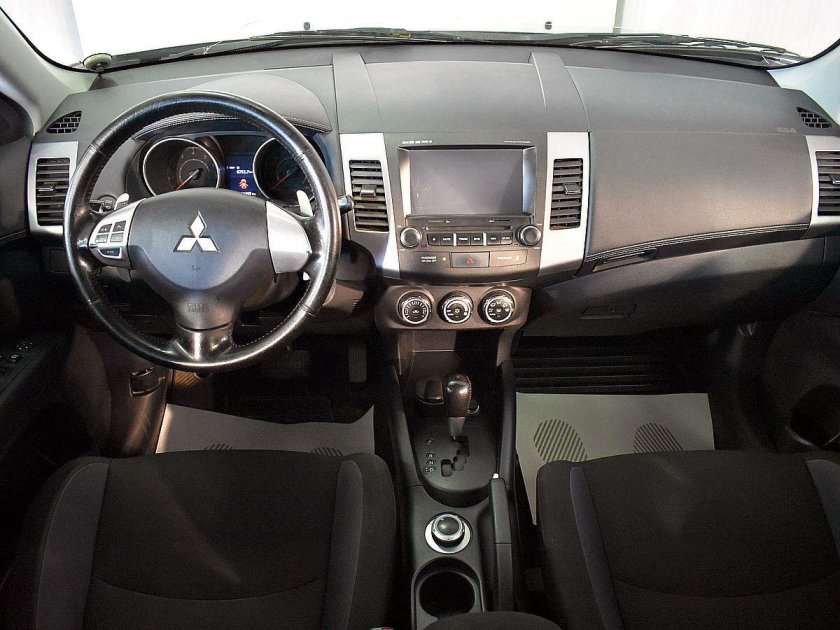 Mitsubishi Outlander 2011 салон