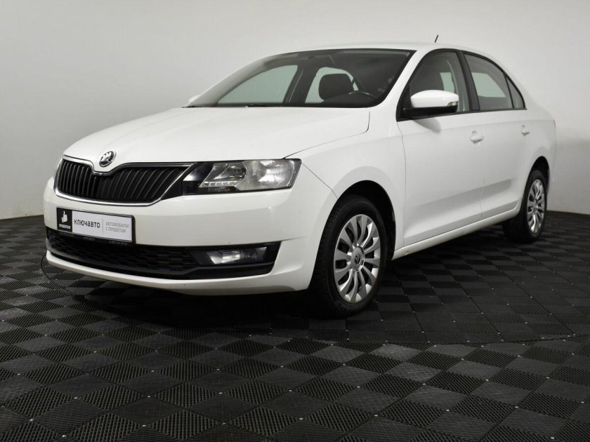 Машина Шкода Рапид белая