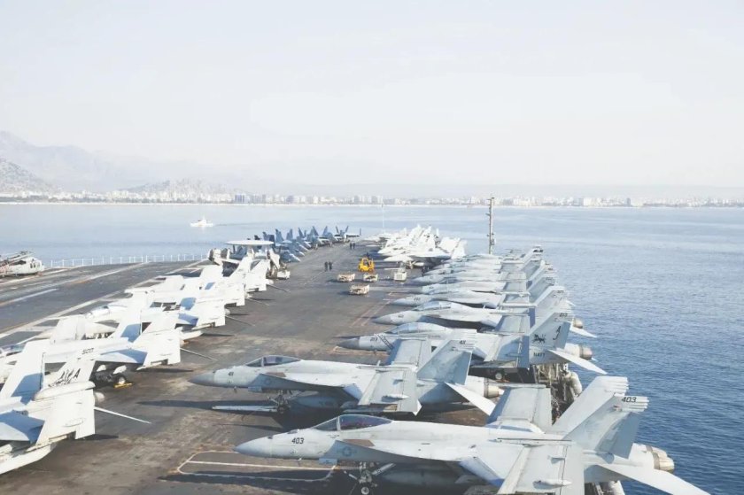 USS Gerald Ford авианосевпереди атомнаяподлоткасша