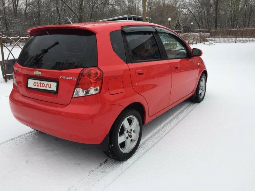 Шевроле Авео хэтчбек красная