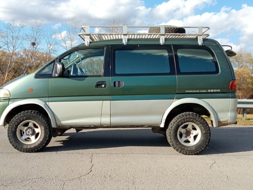 Mitsubishi Delica сзади