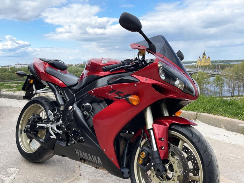 R1 Yamaha у дороги