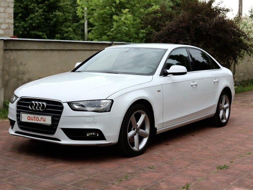 Ауди а4 b8 Рестайлинг 1.8CVT (170 Л.С.) синий с пробегом на снегу