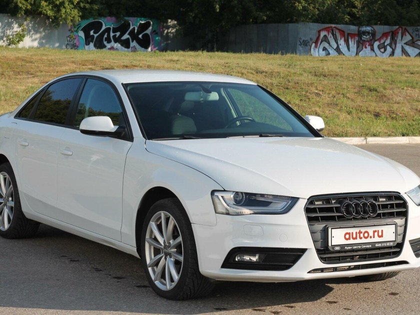 Audi a4(b8) белая боком на белом фоне