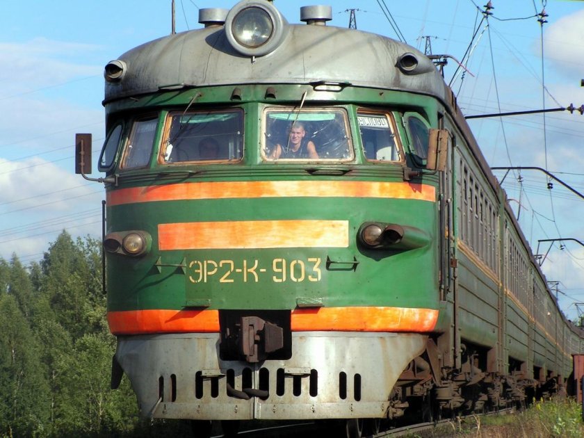 Пригородный поезд с тепловозом