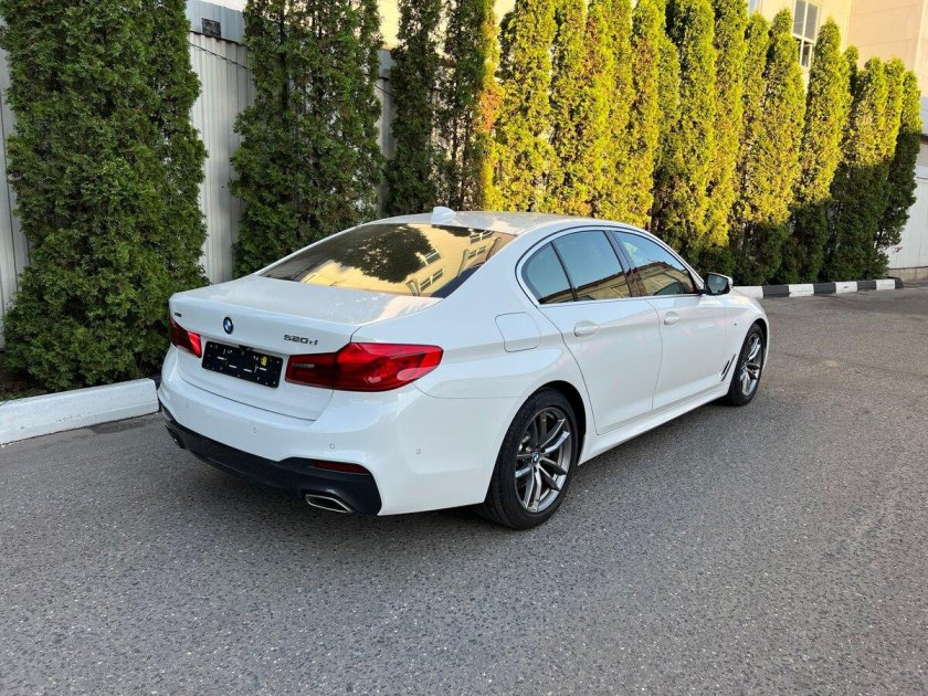 БМВ 5 2018 белая