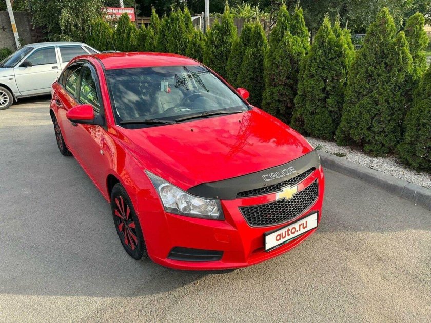 Шевроле Круз хэтчбек красный