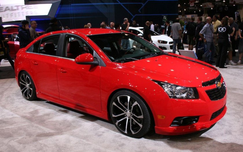 Шевроле Круз хэтчбек красный