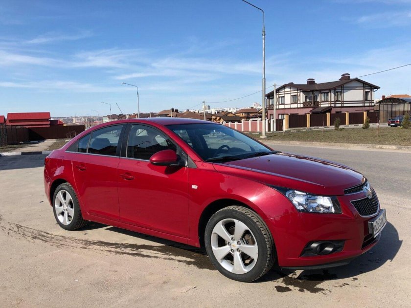 Шевроле Круз седан красный