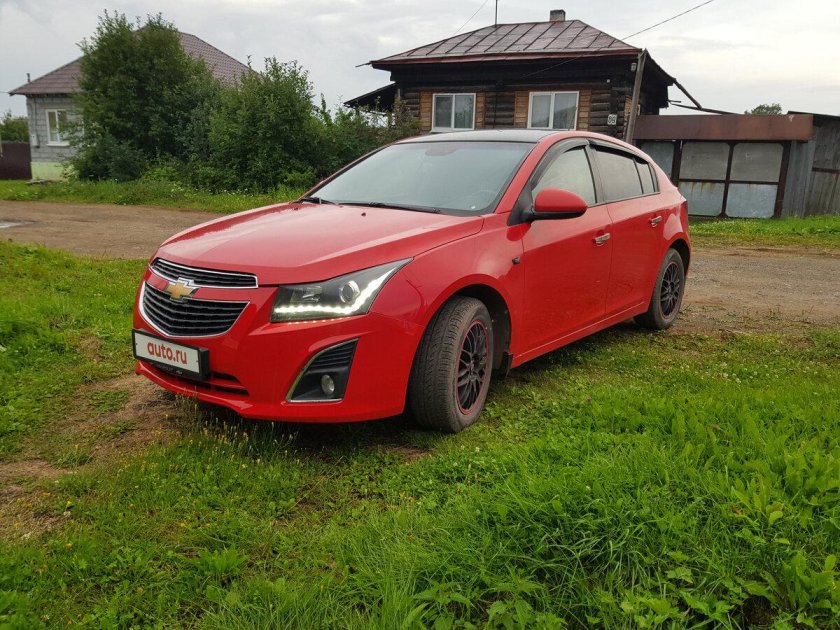 Шевроле Круз красный Хэтчбэк