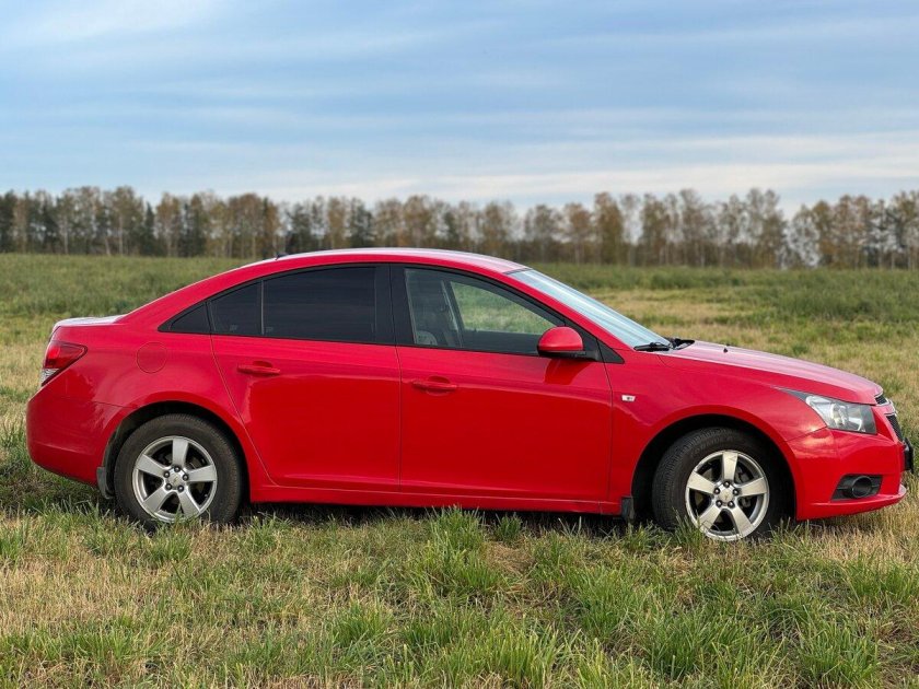 Шевроле круз седан красный