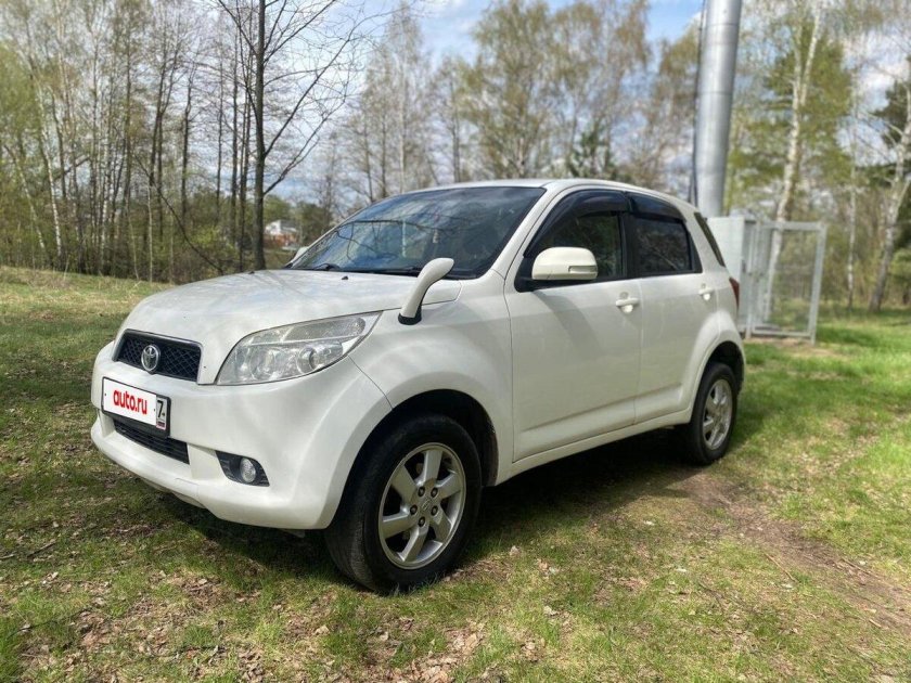 Белая тойота