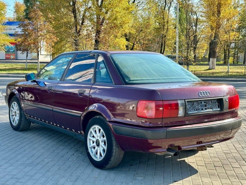 Красная ауди 80