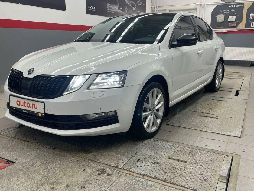 Шкода Октавия 2020 серебристый