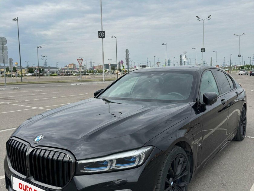 Бмв 7 серии 2020