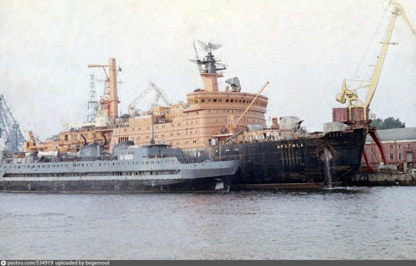 Ледокол Арктика 10520