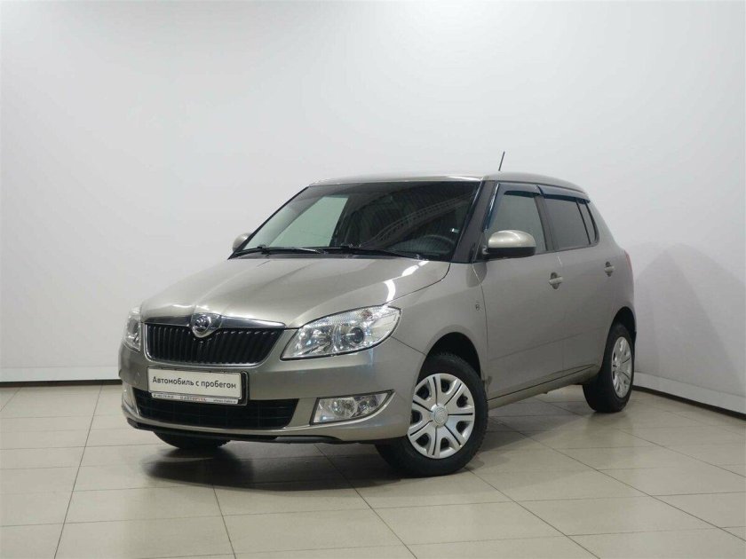 Серая Фабия 2 с черной крышей