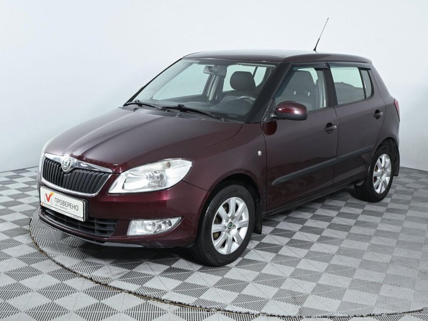 Шкода Фабия серебристая