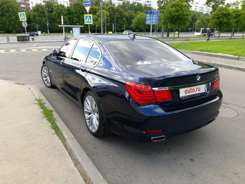 Фото БМВ 7 серии в двух цветах