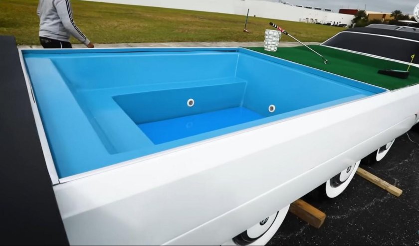 Лимузин с бассейном