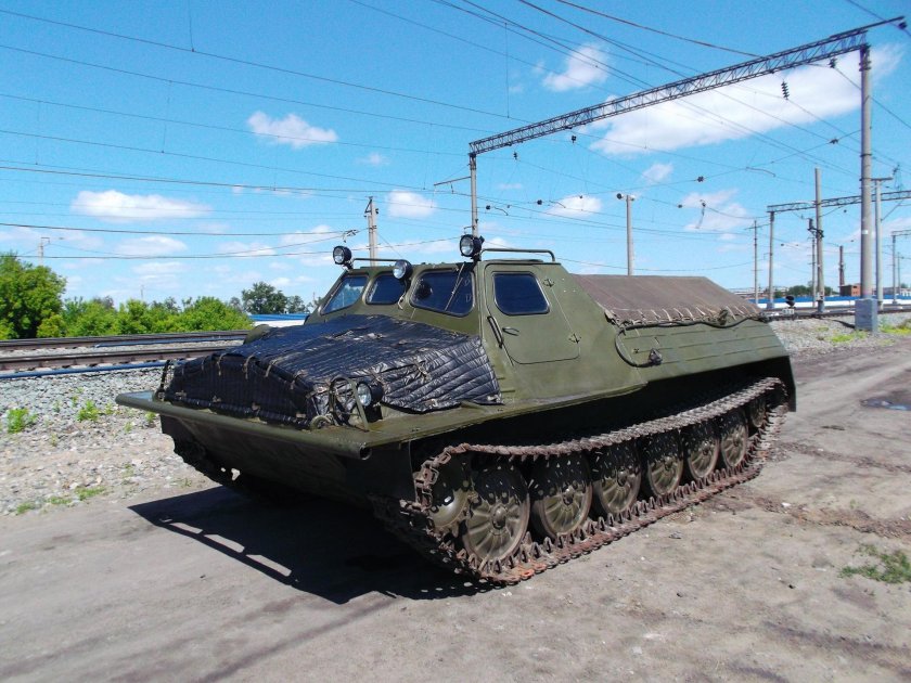 • Гусеничный тягач (ГАЗ -47, ГТТ)