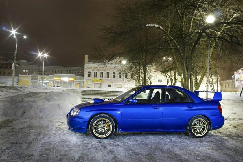 Синий Субару WRX STI