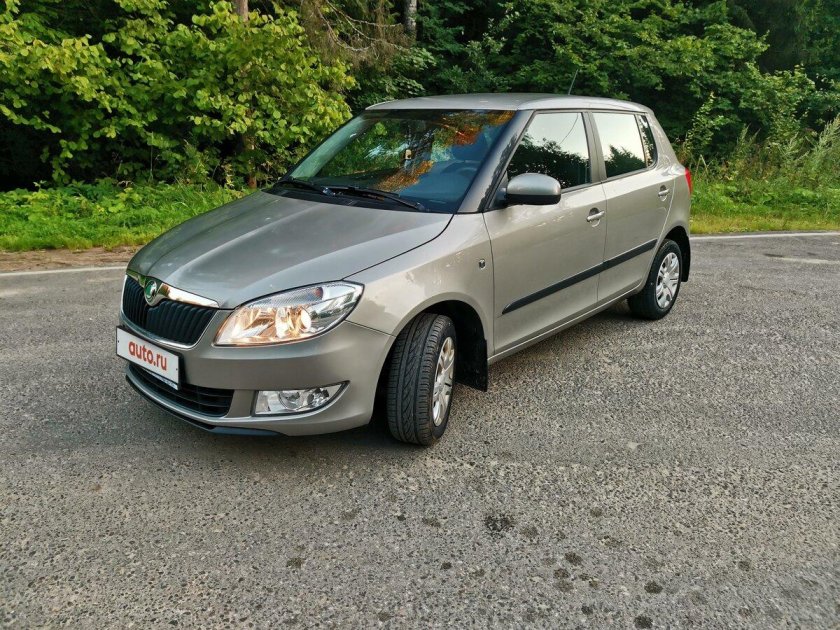 Серая Фабия 2 с черной крышей