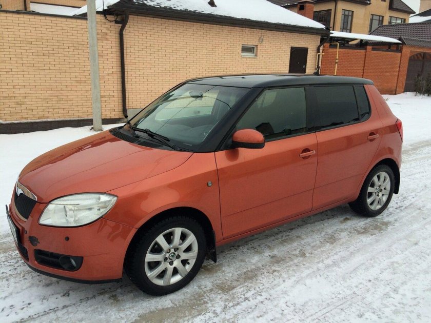 Шкода Фабия красная