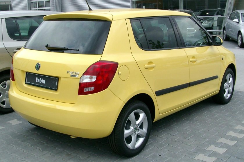 Шкода Фабия желтая