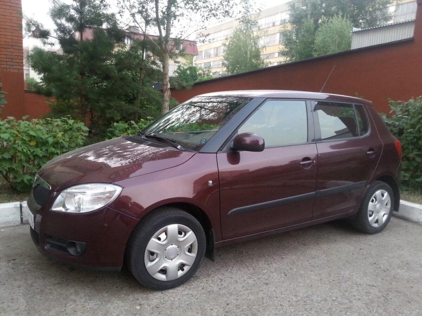 Шкода Фабия бордовая