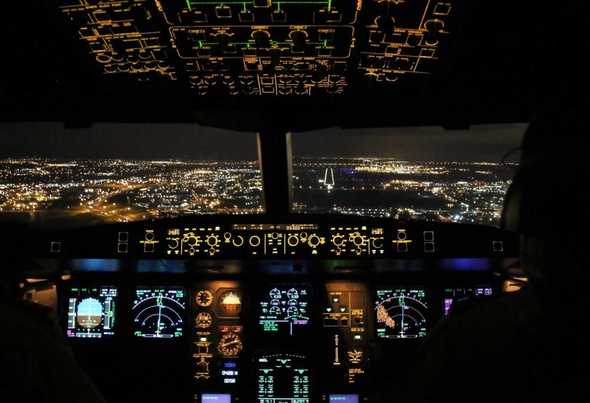 Ночной аэропорт с кабины пилота Боинг 737