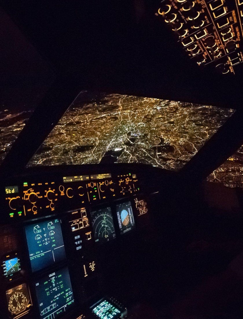 Кабина Боинг 737 ночью