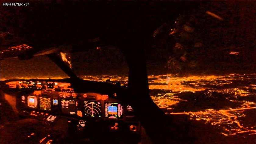 Ночной аэропорт с кабины пилота Боинг 737