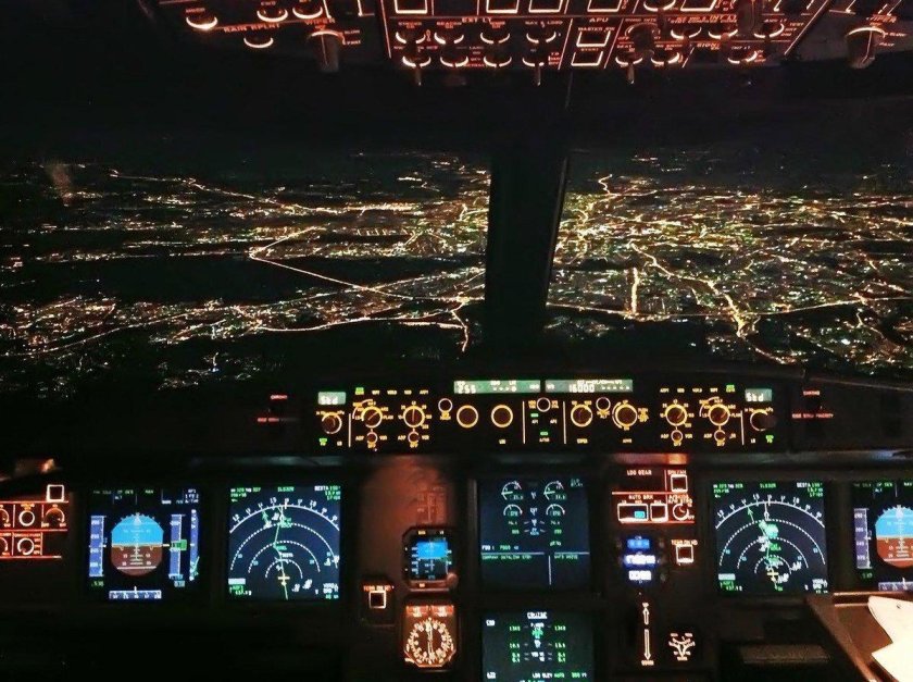 Кабина самолета ночью
