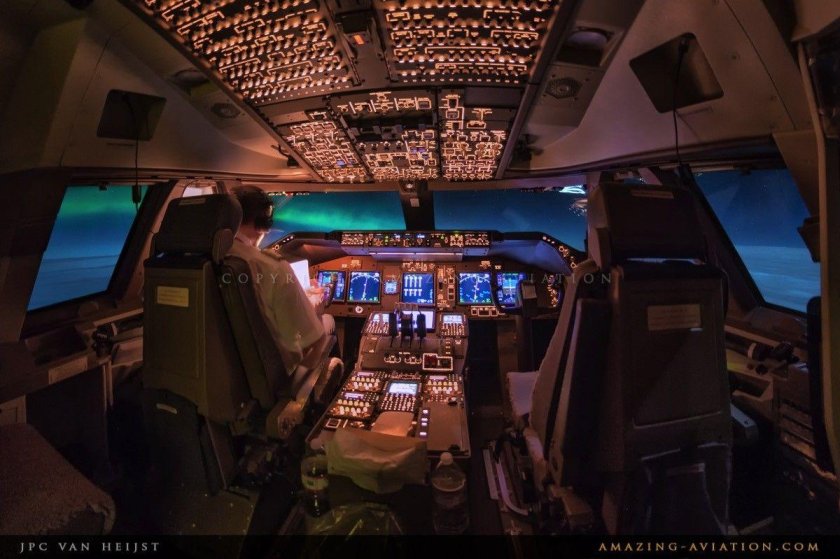 Кабина пилотов Боинг 747 800